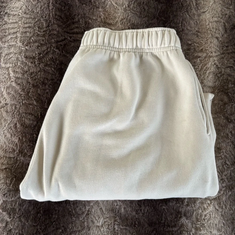 Lululemon Scuba Mid-Rise Oversized Jogger - Light Ivory - Size M - Picture 1 of 7